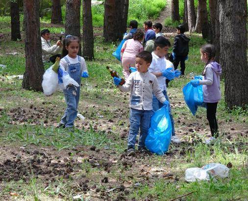 Minikler, çöp toplayarak doğayı 'tedavi ettiler'