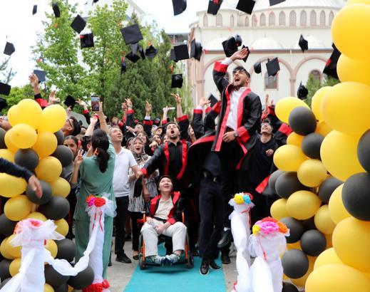 Engelleri azmiyle aşan DMD hastası Halil İbrahim, liseden mezun oldu