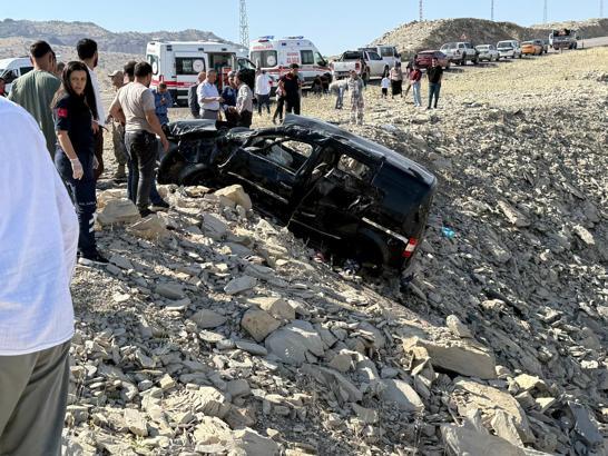 Hafif ticari araç şarampole devrildi: 3 ölü, 3 yaralı