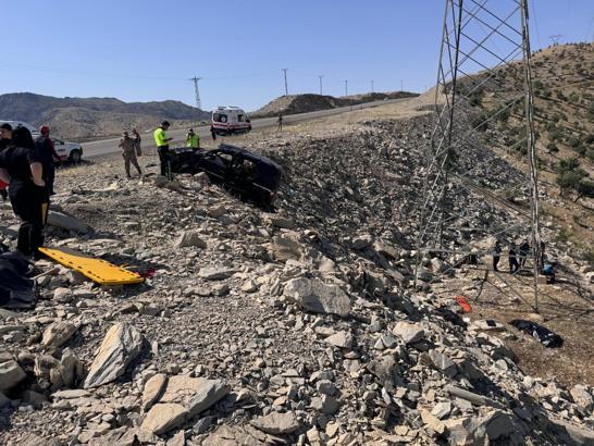 Hafif ticari araç şarampole devrildi: 3 ölü, 3 yaralı / Ek fotoğraflar