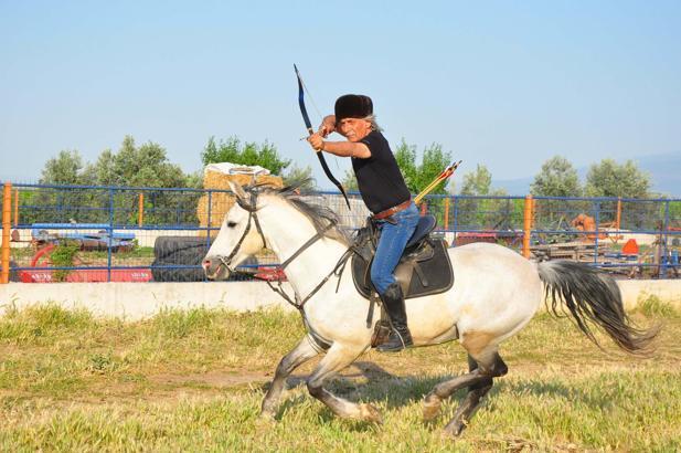 Kaymakam ok atıyor, zihgir ve bıçak ustalığı yapıyor