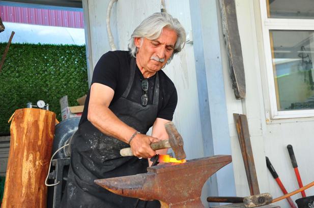 Kaymakam ok atıyor, zihgir ve bıçak ustalığı yapıyor / Ek fotoğraflar