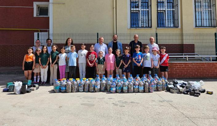Edirne’de ilkokul öğrencileri 1 ton atık pil topladı