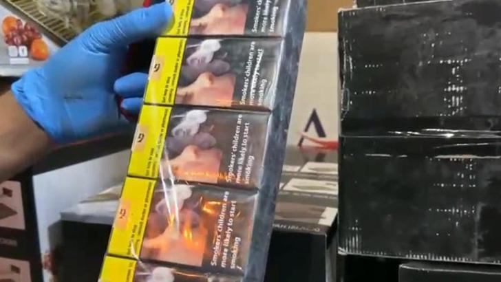 Durdurulan minibüsten 35 bin paket kaçak sigara çıktı