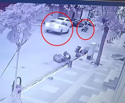 Motosiklet sürücüsünün ağır yaralandığı kaza kamerada