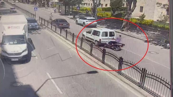 Motosikletin hafif ticari araca çarptığı kaza kamerada