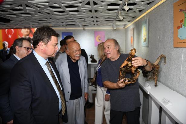 Doğadan topladığı ölü ağaç dallarından sergi açtı