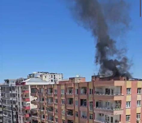 Mardin'de 7 katlı binanın çatısında çıkan yangın, söndürüldü