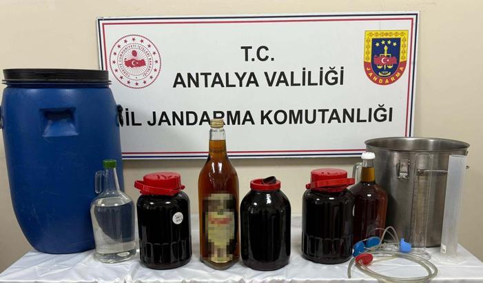 Evinde sahte içkiyle yakalandı