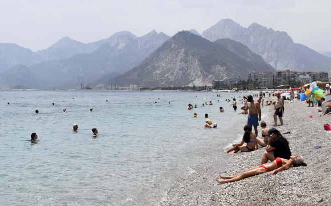 Sıcaktan bunalanlar, Konyaaltı Sahili'ni doldurdu