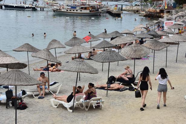 Bodrum'da hava ısındı, sahiller hareketlendi
