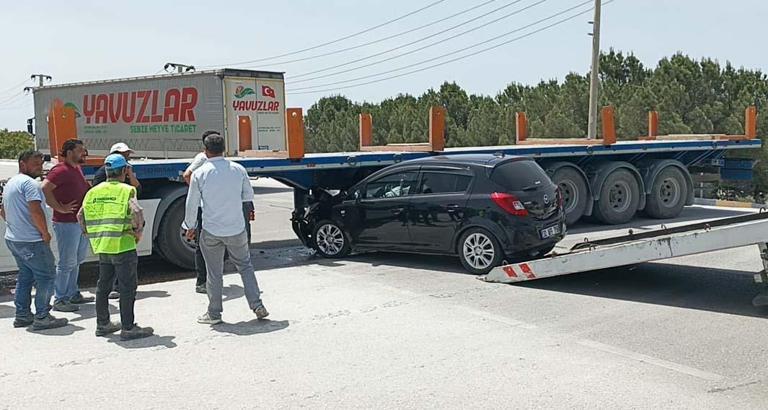 TIR dorsesine çarpan otomobilin sürücüsü yaralandı