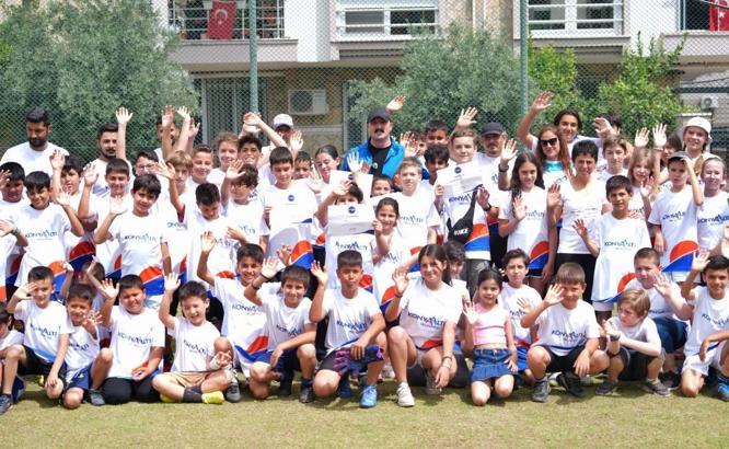 Çocukların sertifikalarını Başkan Kotan verdi