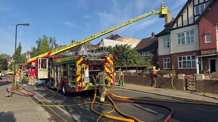 Londra’da evde çıkan yangında 3’ü çocuk, 4 kişi öldü