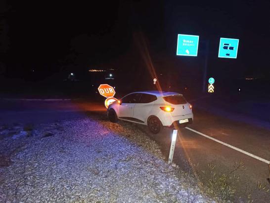 Otomobil dur levhasına çarptı; 1 yaralı