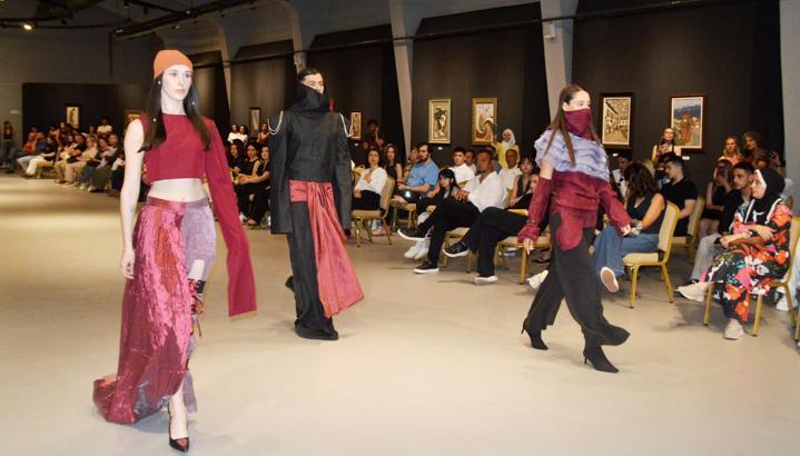 Öğrencilerden mezuniyet defilesi