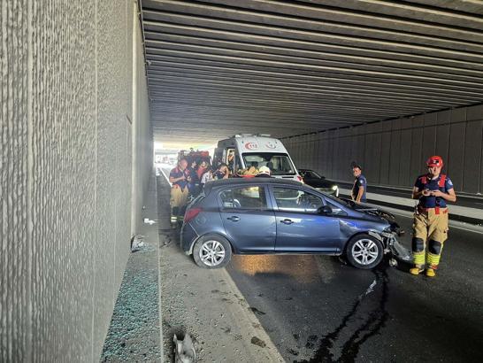 Lastiği patlayan otomobil tünel duvarına çarptı; 3'ü çocuk 5 yaralı