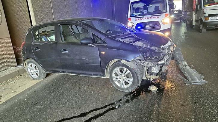 Lastiği patlayan otomobil tünel duvarına çarptı; 3'ü çocuk 5 yaralı