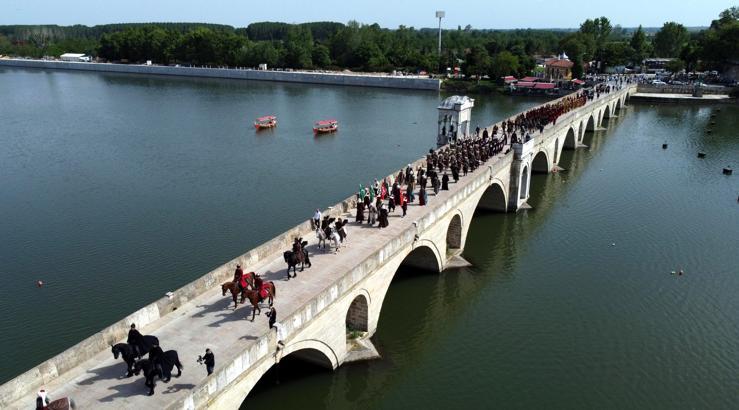 Edirne'de fetih ruhu; şahi topları eşliğinde Meriç Köprüsü'nden geçtiler