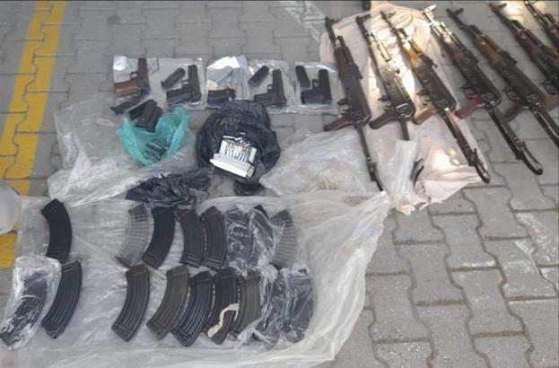 Kiralık otomobilden Kalaşnikof tüfekler çıktı; şüpheli polis gözaltında