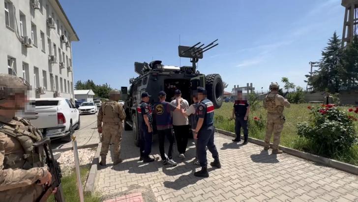 Baba ve oğlunu 'alacak' nedeniyle öldürüp, delil karartmak için kamyonette kolonya ve benzinle yakmış / Ek fotoğraflar