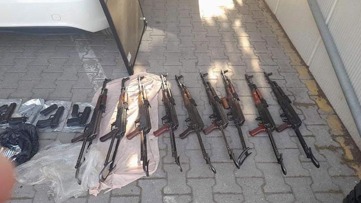 Kiralık otomobilden Kalaşnikof tüfekler çıktı; şüpheli polis gözaltında