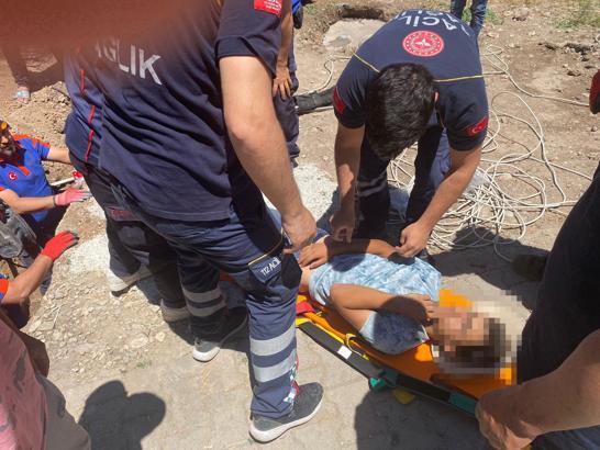 Çukura düşen çocuğu AFAD ekipleri kurtardı