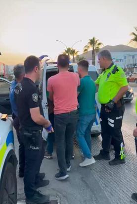 Bodrum'da makas atarak ilerleyen alkollü sürücü ile arkadaşları polise saldırdı; 3 gözaltı