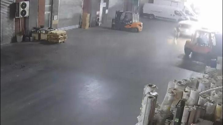 İstanbul - Başakşehir'de geri manevra yapan hafif ticari araç adama çarptı