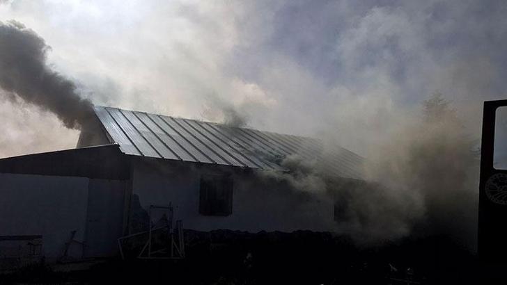 Yayla evinde çıkan yangında 4 kişi dumandan etkilendi