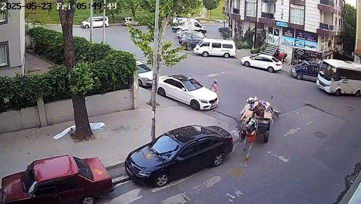 İstanbul - Esenyurt'ta at arabası ile otomobile çarpıp kaçtı