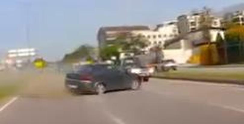 Lastiği patlayan otomobilin karşı şeride geçtiği kaza kamerada