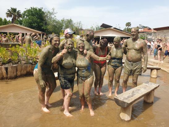 Dalyan'daki çamur banyosu turistlerin ilgi odağı oldu