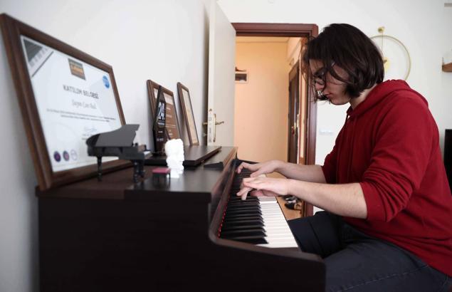 Genç piyanist dünyanın en önemli müzik okullarından birini kazandı