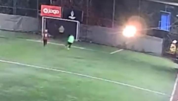 İstanbul - Kağıthane’de halı sahada kalp krizi geçirip hayatını kaybetti; o anlar kamerada