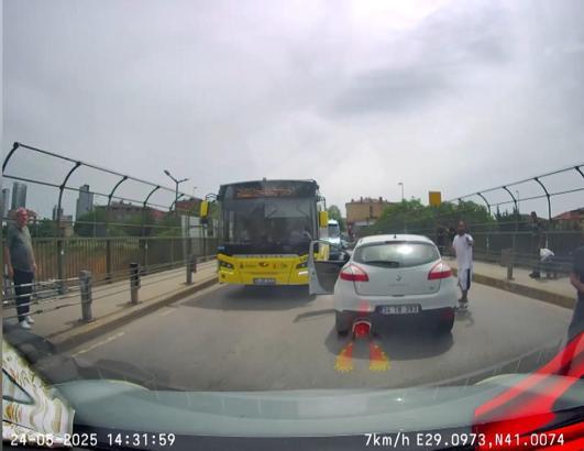 İstanbul- Ataşehir'de trafikte tartıştığı bıçaklı saldırgana yangın tüpüyle karşılık verdi