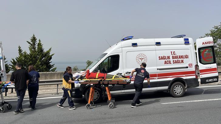 TEM’de hafif ticari araç bariyere çarpıp devrildi; 3 yaralı