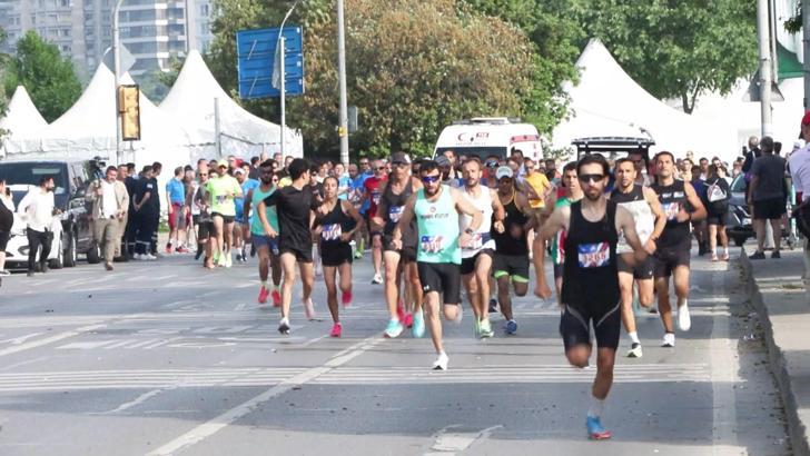 İstanbul - CHP Genel Başkanı Özgür Özel Kadıköy'deki Halk Koşusu'na katıldı
