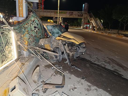 Elazığ’da aydınlatma direğine çarpan takisinin sürücüsü yaralandı