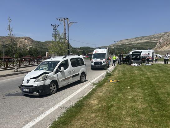 Otomobil ile hafif ticari araç çarpıştı: 3'ü çocuk, 6 yaralı