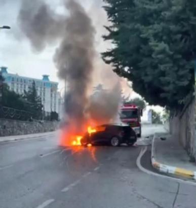 İstanbul - Pendik'te seyir halindeki otomobil alev alev yandı