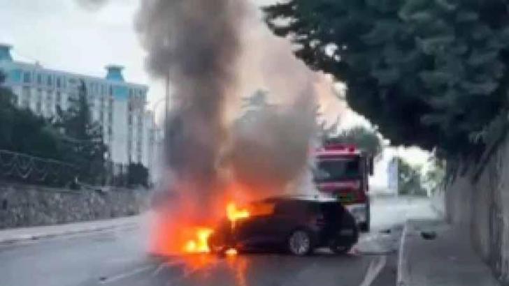 Pendik'te seyir halindeki otomobil alev alev yandı