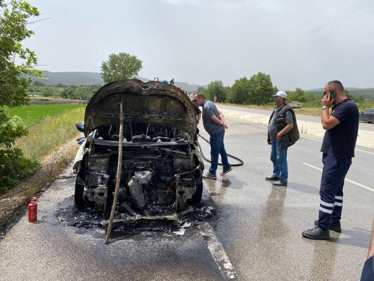 Çanakkale’de seyir halinde alev alan otomobil kullanılamaz hale geldi