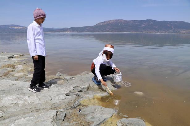 Öğrenciler, Burdur Gölü'ne maya çaldı