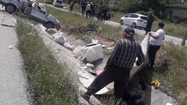 Trafik kazası sonrası yaralıyı üzerine battaniye tutarak güneşten korudular