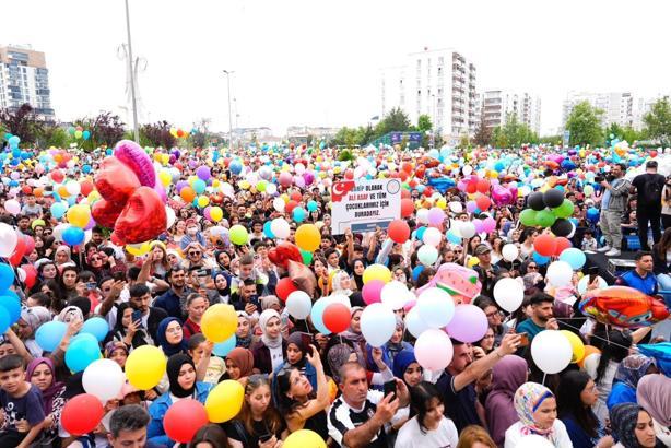 İstanbul - Babası sosyal medyadan çağrı yapmıştı; kanseri yenen çocuk binlerce kişiyle balon uçurdu