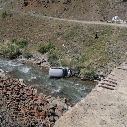 Dereye yuvarlanan hafif ticari aracın sürücüsü öldü