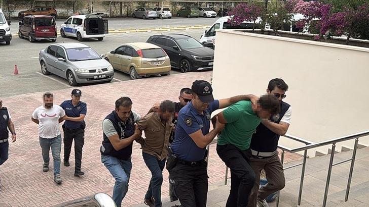 Makas atıp, kendilerini durduran polislere saldıran alkollü sürücü ve 2 arkadaşı adliyede