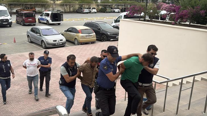 Makas atıp, kendilerini durduran polislere saldıran alkollü sürücü ve 2 arkadaşı adliyede