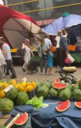 Bursa'da lodos yaşamı olumsuz etkiledi; pazar tezgahları devrildi